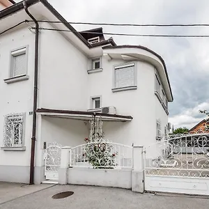 Kavon Apartment
